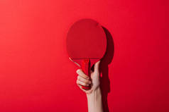 妇女拿着乒乓球拍在红色裁剪视图