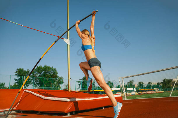 在<strong>阳光</strong>明媚的日子里，女子跳高运动员在<strong>体育</strong>场进行训练