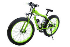 白色背景的绿色电动自行车。运动自行车