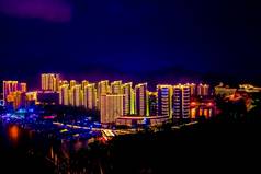 三亚夜市景色。海南岛,中国。夜市霓虹灯。模糊.
