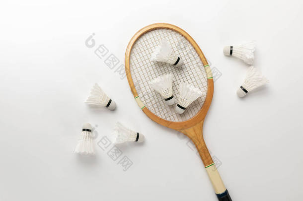 木制羽毛球拍和白色背景上的<strong>穿梭</strong>球的顶视图