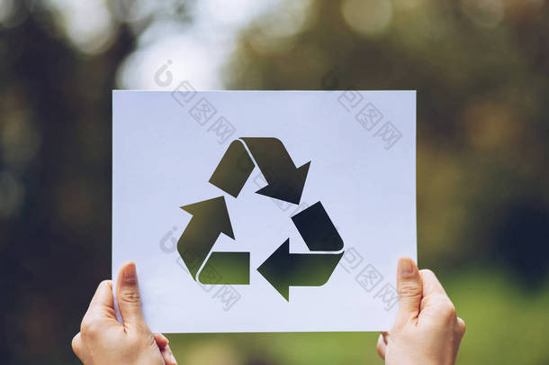 拯救世界生态理念 环保用双手捧出剪纸回收展示