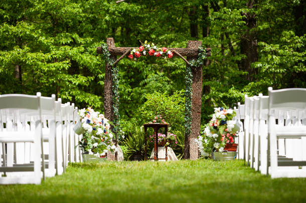夏季户外婚礼仪式路径与木拱门