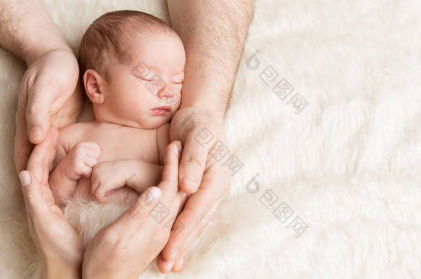 新生儿在家庭手中， 睡觉新生儿， 父母照顾