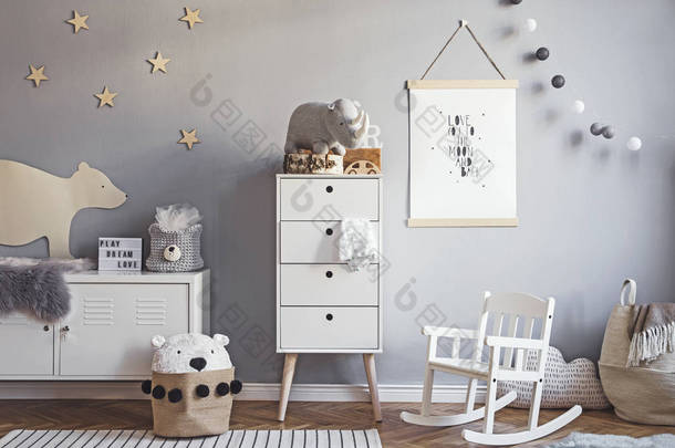 斯堪的纳维亚苗圃，灰色墙壁上有模拟海报框架，白色家具，天然泰迪熊和玩具。可爱的现代内部游戏室与白色墙壁，婴儿配件和玩具.