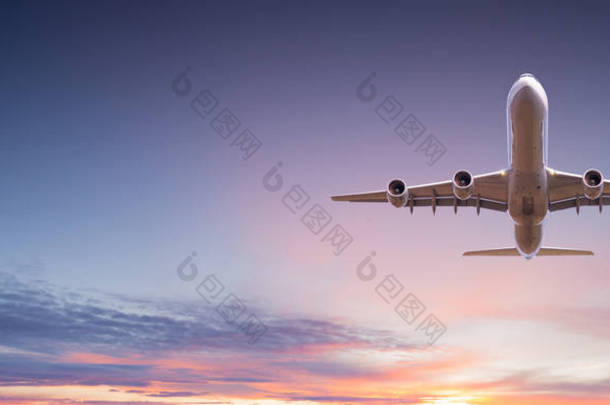 在戏剧性的云彩之上飞行的商业飞机喷气式客机.