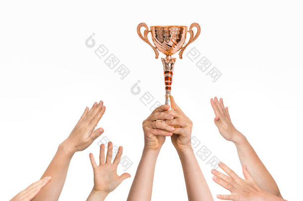 获胜者手里拿着奖杯--许多手举起