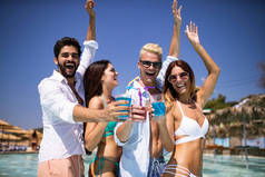 一群朋友一起在夏季聚会和喝鸡尾酒的时候玩