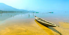泻湖上孤独的木制渔船盼望着出海,希望人们期待大海中的好东西