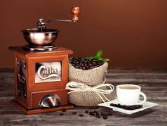 杯和老式咖啡豆在黑色背景