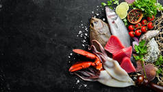 新鲜的鱼和海鲜。健康食品。鱼、龙虾、鱿鱼、金枪鱼、鱼.