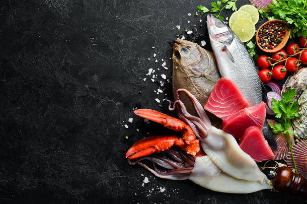 新鲜的鱼和海鲜。健康食品。鱼、龙虾、鱿鱼、金枪鱼、鱼.