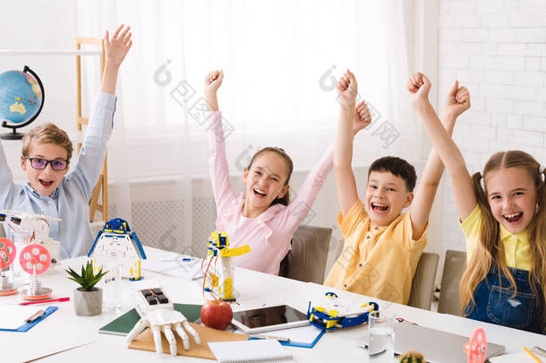 机器人课后举手的快乐孩子