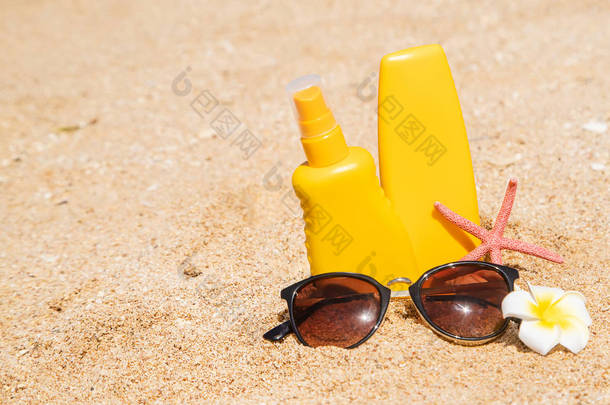 海滩上的防晒霜。防晒。选择性聚焦.