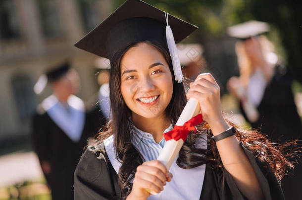 微笑的女孩为她的<strong>硕士</strong>学位而自豪.