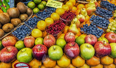 在市场出售的各种水果