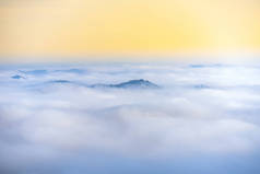 黎明在高原上，覆盖着雾在大叻山丘，越南