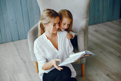 母亲与女儿读一本书