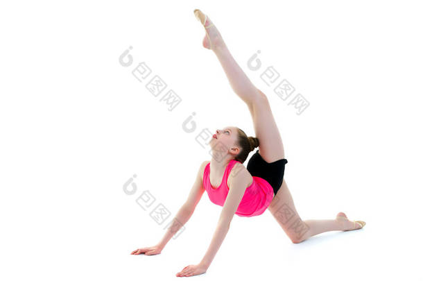 体操运动员在地板上表演杂技表演.