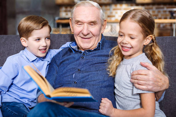 <strong>分享</strong>你的智慧。积极的老人在家休息时为孙子们<strong>读书</strong>