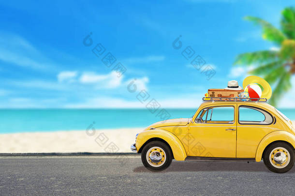 车顶上装有行李的汽车。海滩，海纳纳棕榈的背景。夏<strong>季旅游</strong>理念。复制旁边的空间.