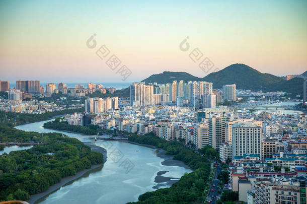 中国海南省三亚市与日落光河的鸟瞰图