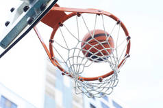 在城市背景下，篮球投篮的特写镜头，复制空间