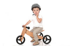 小可爱的司机与头盔他的新自行车隔离在白色背景.