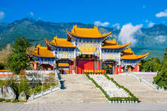 崇胜寺的大门，东南亚最大的佛教中心之一。大理，云南，中国。翻译是