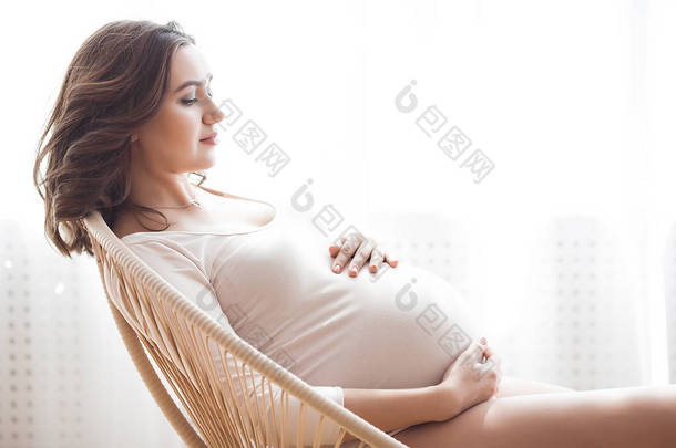 美丽的<strong>孕妇</strong>在中性背景。期待特写图片。未来<strong>母亲</strong>肖像在柔和的背景.
