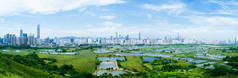 香港与中国深圳天际线之间鱼塘的乡村绿地全景