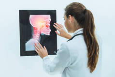 医生工作与病人头部的X射线膜.