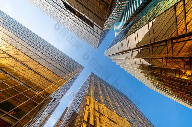 金色的建筑现代办公摩天大楼的窗户玻璃
