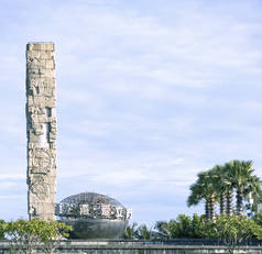 石碑是亚龙湾广场中国文化的象征