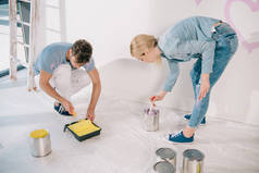 4.年轻男子在黄色油漆中加入颜料粉，而女友则在黄色油漆中加入颜料粉