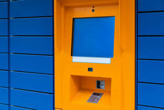 蓝色面板瓷砖背景图上空白复制屏幕的橙色现金点微型银行