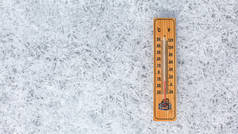 显示低温置于扁平冰盖上的木制温度计