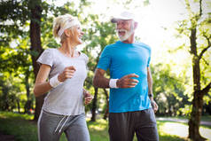 快乐的老年人夫妇为健康生活锻炼身体