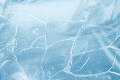 冰背景。透明闪亮的冰的模式。自然明亮的背景