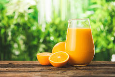 室外桌子上的一壶鲜橙汁