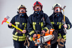 三个消防员一起站在白色背景工作室的肖像