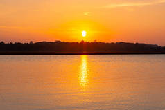 日落反射泻湖。 美丽的夕阳西下