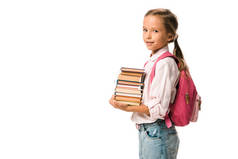 可爱的学生微笑着，手里拿着用白色隔开的彩色书籍