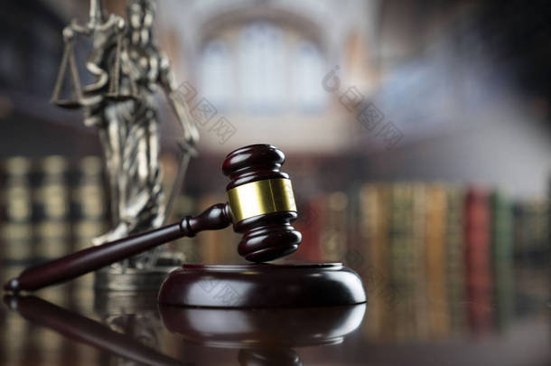 法律主题。 法律系图书馆的主题雕像和法官Gavel.