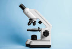 蓝色背景的现代显微镜。 医疗设备