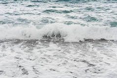 夏天海浪在海岸上飞溅