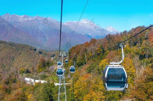 可供游客乘坐的带滑雪电梯和小<strong>木屋</strong>的小<strong>木屋</strong>，游览城镇和山上的秋天森林.