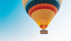 在蓝天的映衬下热气球. 土耳其Cappadocia