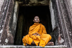 柬埔寨暹粒吴哥窟修行的年轻僧人
