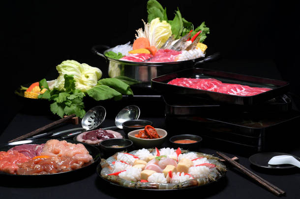 火锅、鲜切肉、海味食品、黑背景蔬菜、日式火锅